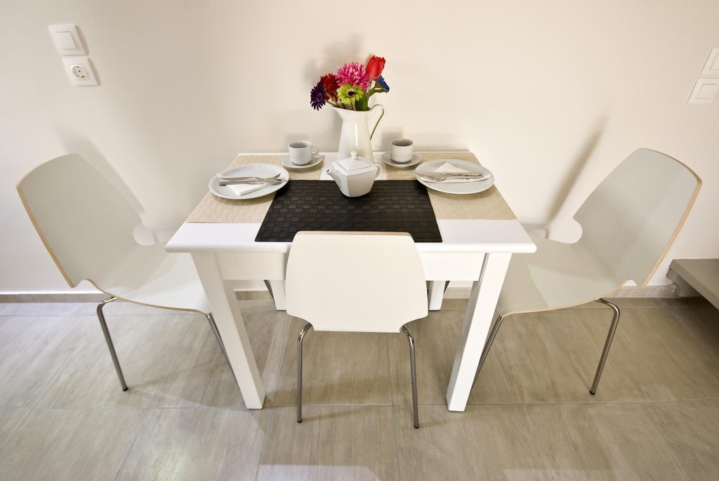 Alafouzos Studios & Apartments Kamari  Bilik gambar
