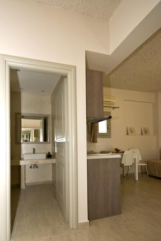 Alafouzos Studios & Apartments Kamari  Bilik gambar